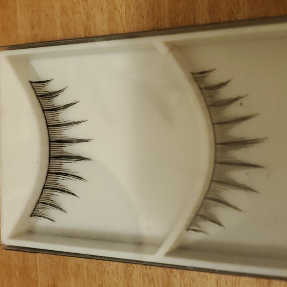 MAC #22 Lashes - Picture 2 of 4